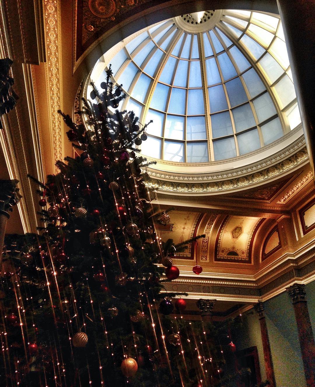 Londra a Natale si riempie di splendidi alberi addobbati a festa
